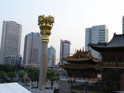 Im Vordergrund ist der JingAn Tempel zu sehen, der  fast vor meiner Haust&uuml;r steht. Besonders deutlich werden hier aber die starken Kontraste, die Shanghai so beeindruckend machen: Sieht man im Vordergund noch sehr viel von der alten Kultur Chinas, besteht der Hintergrund fast ausschlie&szlig;lich aus modernen Hochh&auml;usern und Baukr&auml;nen. Es ist erschreckend mit anzusehen, dass die alte Kultur an vielen Stellen bereits komplett den modernen Geb&auml;uden weichen musste und man das traditionelle China nur noch erahnen kann